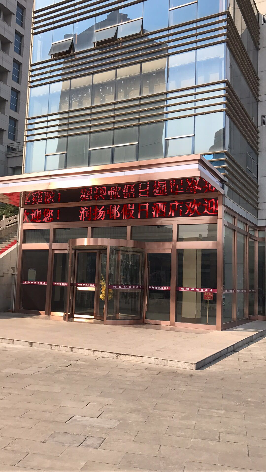 三翼带展台旋转门